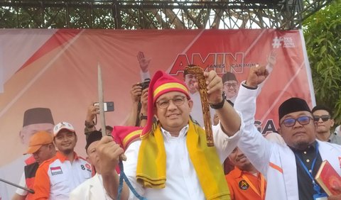 Dalam orasinya, Anies menanyakan kepada kader PKS apakah tegang saat hendak masuk ke pasar.