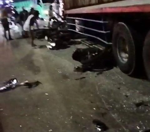 Menurutnya, peristiwa itu terjadi pukul 18.30 Wib. Truk bermuatan yang mengalami rem blong mengarah ke Salatiga-Solo. Saat jalanan menurun diduga laju truk tak terkendali.<br>