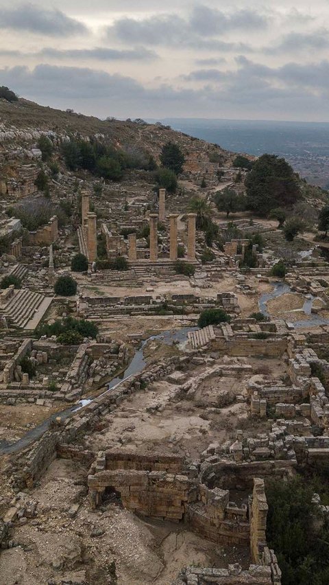 Kirene merupakan kota tua peninggalan Yunani kuno. Kota ini menjadi kota tertua dan terpenting di antara lima kota Yunani kuno di wilayah Libya.
