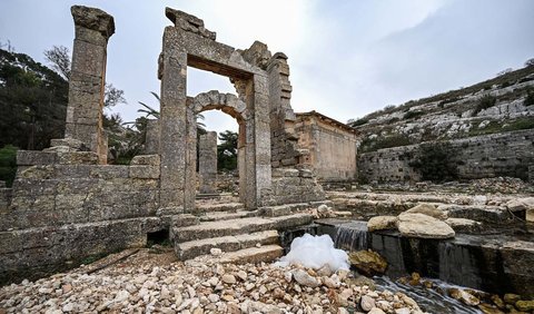 Dilansir AFP, banjir juga merusak  Kuil Zeus yang dibangun pada abad kedua masehi, yang ukurannya lebih besar dari bangunan Parthenon di Athena.