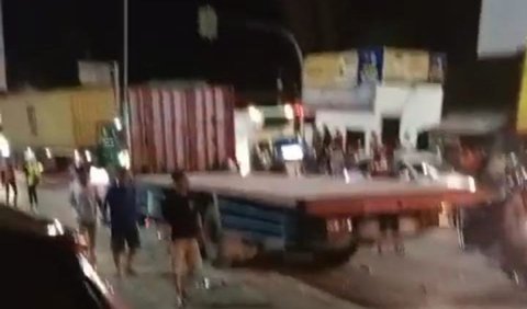 Polisi mengamankan sopir truk diduga menjadi penyebab kecelakaan beruntun di di Exit Tol Bawen, Semarang pada Sabtu (23/9). 