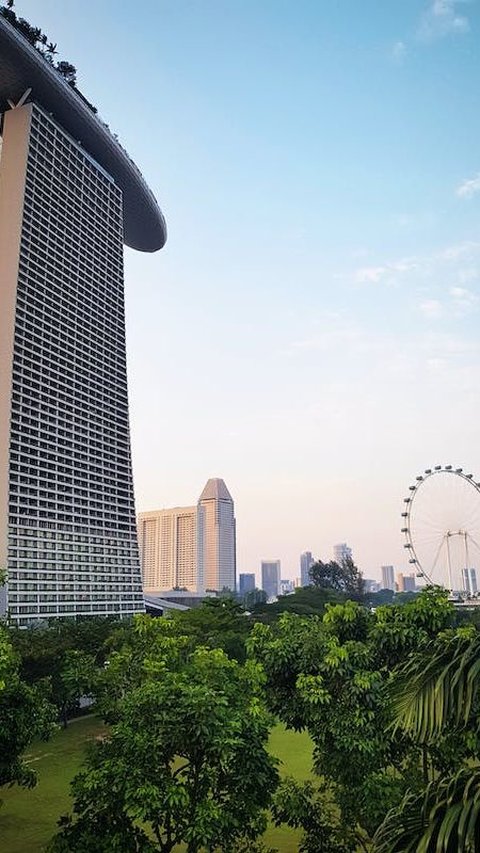 Singapura adalah negara yang identik dengan modernitas dan daya tarik wisata yang kaya. Beberapa tempat wisata yang bisa Anda kunjungi di Singapura termasuk Gardens By The Bay, Botanical Garden, Marina Barrage, dan Ion Sky. Singapura juga terkenal karena sistem transportasinya yang sangat efisien.