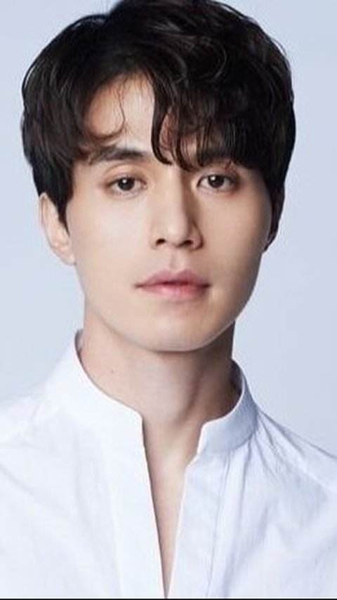 Lee Dong Wook adalah aktor Korea yang aktif bermain dalam drama dan film. Meskipun telah memasuki usia 40-an, ia masih betah menjomlo.