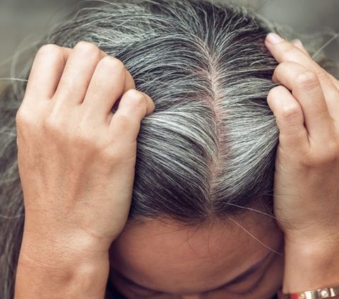 5 Meanings of Dreaming of Pulling Out Gray Hair, Can Indicate Romantic Relationship with Partner