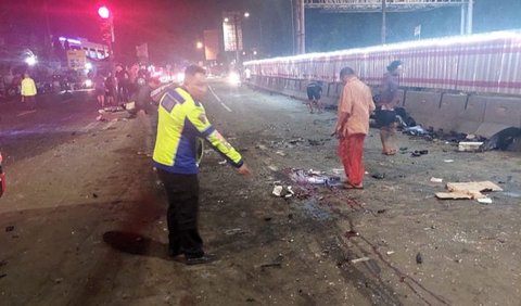 Truk bernomor polisi AD 8911 IA melaju dari arah Utara ke Selatan di jalur yang menurun.<br><br>