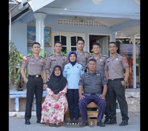 Kebahagiaan pun terpancar dari wajah pasangan suami istri ini karena berhasil mengantarkan dan mendidik anak-anaknya menjadi orang sukses.