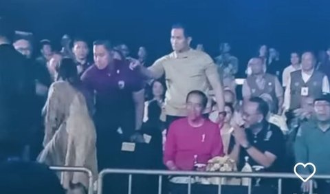 Video wanita yang mengajak Presiden Jokowi berjoget saat malam apresiasi Nusantara di IKN langsung viral. Banyak yang mengapresiasi Paspampres.<br>