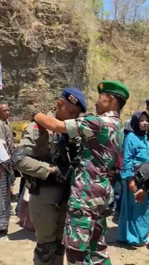 Momen Ayah TNI Pasangkan Baret ke Anaknya yang Jadi Brimob, Disuruh Pushup lalu Dipukul