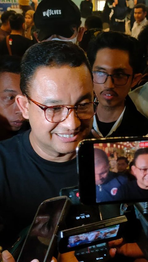 Jalan Santai di Makassar, Anies 'Sindir' Prabowo: Tak Perlu Pakai Pesawat Lewati Atas Kita <br>