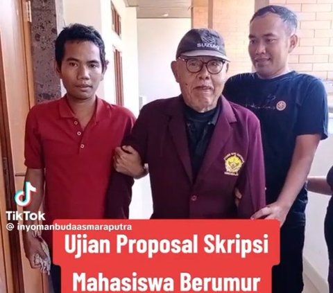 Belum lama ini, akun TikTok @inyomanbudaasmaraputra mengunggah momen seorang kakek berusia 80 tahun yang bersemangat untuk ujian proposal skripsi. Dalam potret ini, ia tampak berjalan menuju ruang ujian.