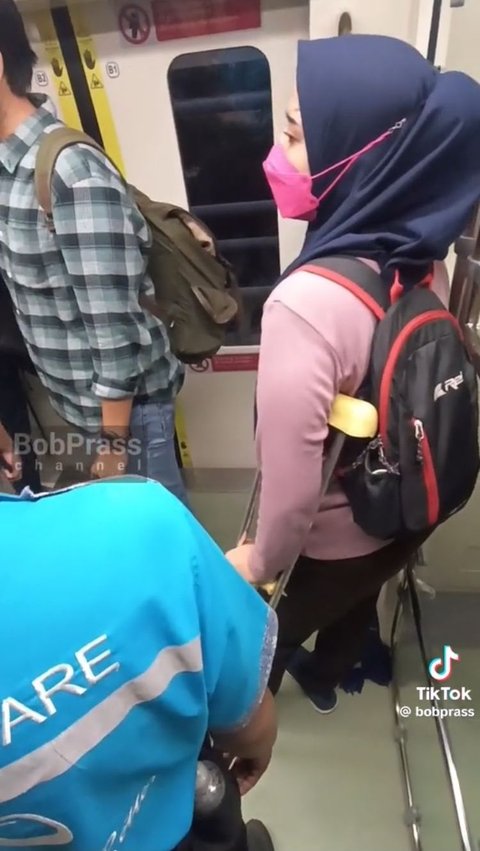 Viral Wanita Pakai Tongkat Mengalah Beri Tempat Duduk untuk Ibu Hamil di LRT, Warganet Soroti Hal Ini<br>