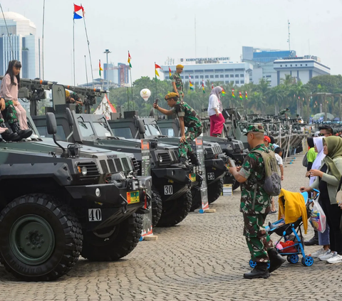Menjelang HUT ke-78 TNI pada 5 Oktober 2023 mendatang, sejumlah Alat Utama Sistem Senjata (Alutsista) dari tiga matra TNI (AL, AU, dan AD) ditampilkan di Lapangan Monas, Jakarta, Munggu (24/09/2023).