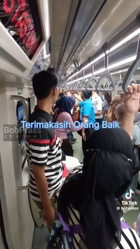 Viral Wanita Pakai Tongkat Mengalah Beri Tempat Duduk untuk Ibu Hamil di LRT, Warganet Soroti Hal Ini