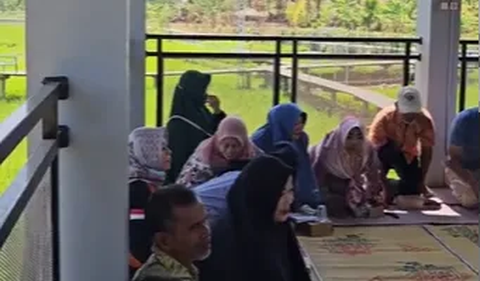 Ajak Warga Curhat di Tengah Sawah