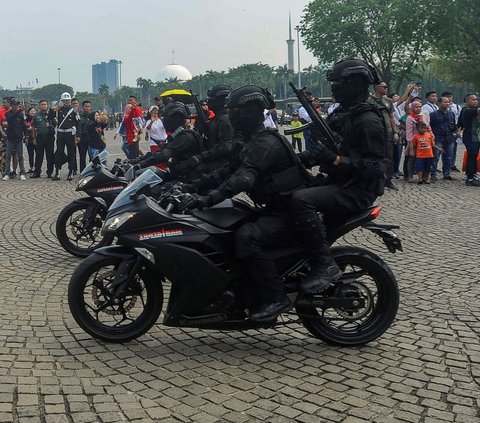 Prajurit militer saat tampil dalam meramaikan Pameran Alat Utama Sistem Senjata (Alutsista) TNI di Lapangan Monas, Jakarta, Munggu (24/09/2023).