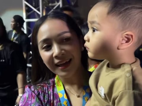 Momen Kocak Rafathar Tertidur di Backstage saat Sang Papa Raffi Ahmad Manggung, Lala 'Serasa di Rumah Pake Bantal, Guling, Selimut'