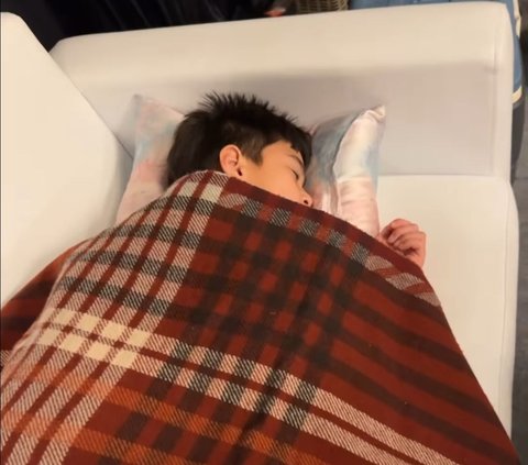 Momen Kocak Rafathar Tertidur di Backstage saat Sang Papa Raffi Ahmad Manggung, Lala 'Serasa di Rumah Pake Bantal, Guling, Selimut'