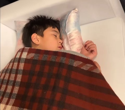 Momen Kocak Rafathar Tertidur di Backstage saat Sang Papa Raffi Ahmad Manggung, Lala 'Serasa di Rumah Pake Bantal, Guling, Selimut'