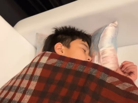 Momen Kocak Rafathar Tertidur di Backstage saat Sang Papa Raffi Ahmad Manggung, Lala 'Serasa di Rumah Pake Bantal, Guling, Selimut'