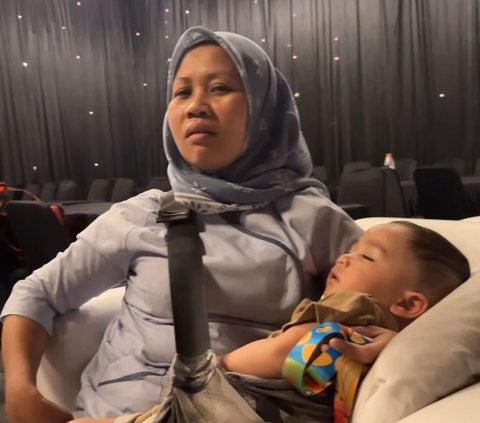 Momen Kocak Rafathar Tertidur di Backstage saat Sang Papa Raffi Ahmad Manggung, Lala 'Serasa di Rumah Pake Bantal, Guling, Selimut'