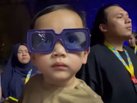 Momen Kocak Rafathar Tertidur di Backstage saat Sang Papa Raffi Ahmad Manggung, Lala 'Serasa di Rumah Pake Bantal, Guling, Selimut'