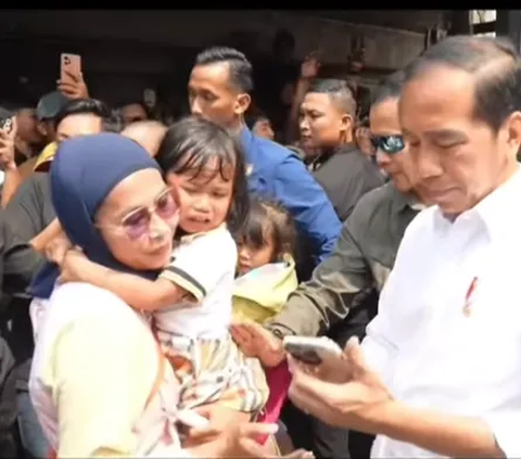Funny Moment of Mothers Taking Selfies with Jokowi Instead Singing PAN Song