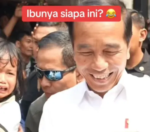 Funny Moment of Mothers Taking Selfies with Jokowi Instead Singing PAN Song