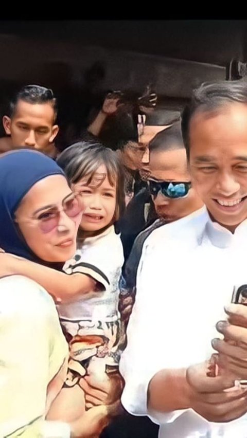 Funny Moment of Mothers Taking Selfies with Jokowi, Instead They Sing PAN Song
