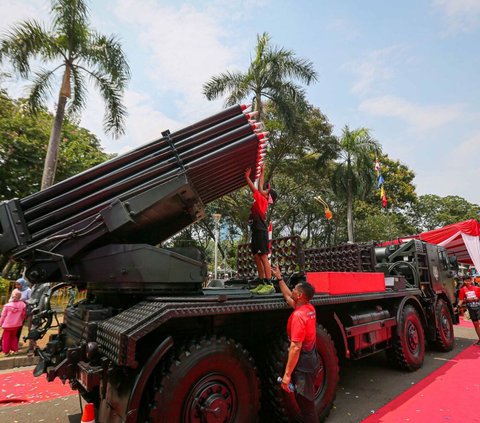 Pameran Alutsista TNI yang menampilkan deretan kendaraan perang canggih berbagai jenis telah menyita perhatian masyarakat untuk mengunjungi Monas.
