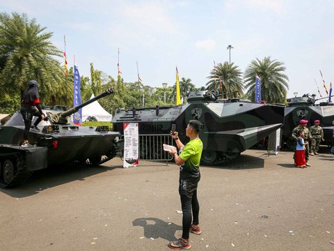 FOTO: Antusiasme Masyarakat Lihat Rudal, Tank Ampibi, Drone Tempur hingga Kapal Selam di Pameran Alutsista TNI di Monas