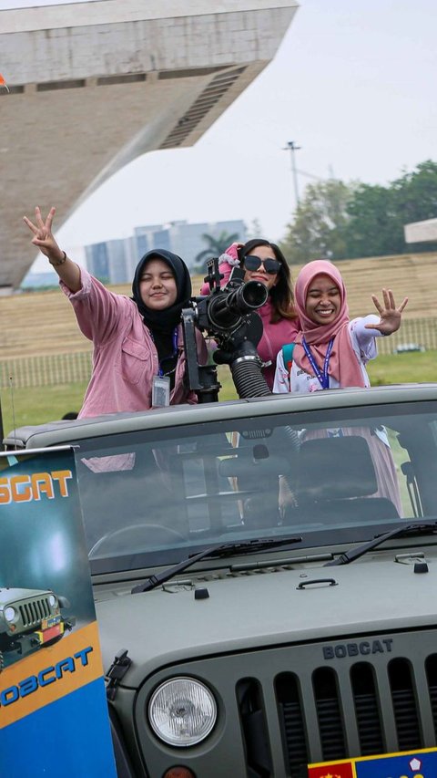 Warga juga diperbolehkan melihat hingga berpose naik ke atas kendaraan militer tersebut untuk berfoto.