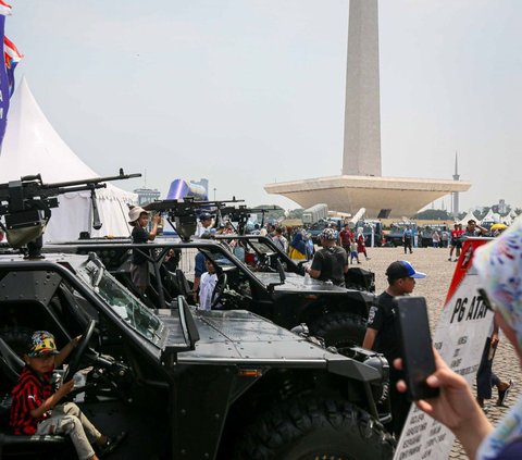 FOTO: Antusiasme Masyarakat Lihat Rudal, Tank Ampibi, Drone Tempur hingga Kapal Selam di Pameran Alutsista TNI di Monas