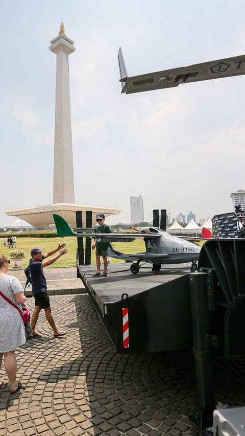 Sejumlah drone militer juga turut dipamerkan di acara tersebut.
