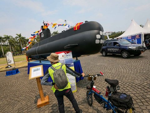 FOTO: Antusiasme Masyarakat Lihat Rudal, Tank Ampibi, Drone Tempur hingga Kapal Selam di Pameran Alutsista TNI di Monas