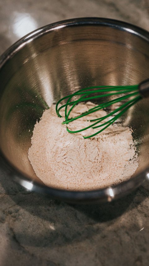 Apang bugis adalah kue kukus tradisonal khas suku Bugis, Sulawesi Selatan. Jajanan yang satu ini sangat terkenal tak hanya di daratan Sulawesi, tetapi juga telah menyebar ke berbagai penjuru wilayah Indonesia. Anda bisa menemui apang Bugis dalam jajaran aneka jajanan pasar. Rasanya yang lezat dan khas membuat siapa saja bisa ketagihan!