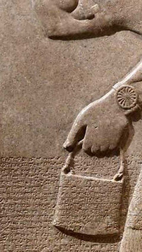 Misteri Ukiran Bergambar Tas Tangan dalam Berbagai Peradaban Kuno, Pertanda Apa?