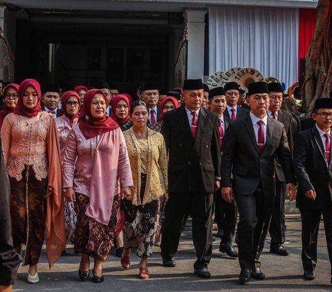 Anggota KPU Provinsi dan Kabupaten maupun Kota bersiap saat akan mengambil sumpah jabatan saat pelantikan di halaman Kantor KPU, Jakarta, Minggu (24/3/2023).<br>