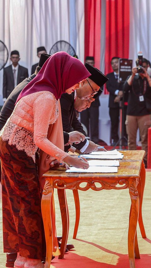 Mereka diambil sumpahnya dan melakukan  penandatanganan berita acara pelantikan serta pakta integritas.