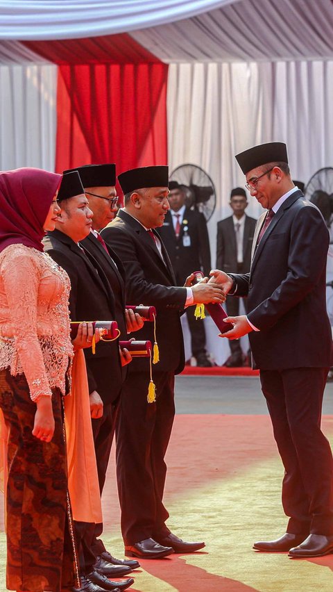 Ketua KPU Hasyim Asyari menyalami anggota KPU yang sudah dilantik di halaman Kantor KPU, Jakarta.