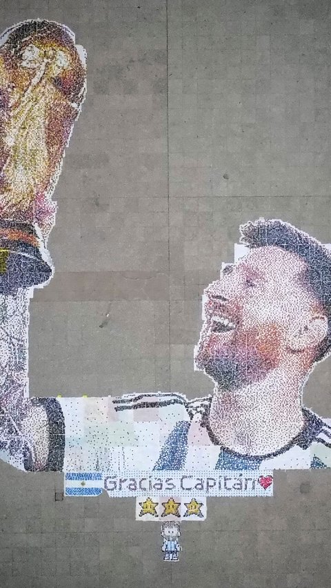 Hasil akhir wajah senyum Lionel Messi dari tutup botol usai selesai dibuat oleh para siswa.