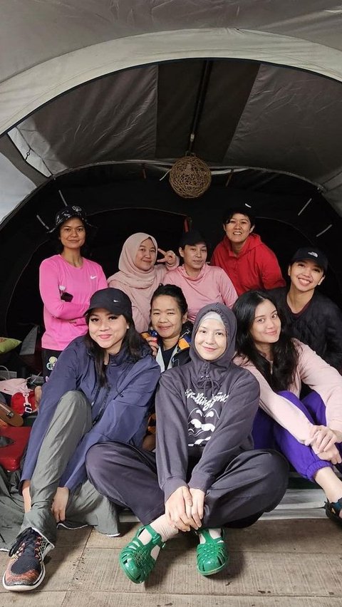 Exciting Vacation Style of Natasha Rizky with Friends