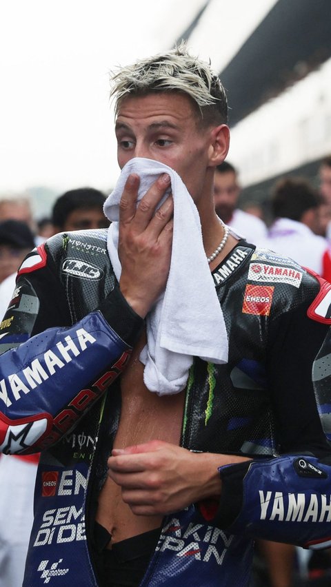 Selain itu pembalap dari tim Monster Energy Yamaha Fabio Quartararo juga terkena dampaknya. Dia tampak melepas resleting baju balapnya akibat suhu panas di India usai balapan.