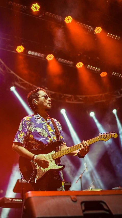 Di atas panggung Hingar Bingar, Indra Sinaga dkk tampil membawakan deretan lagu hits mereka, seperti <i>Masih, Manusia Bodoh, dan Langit Tujuh Bidadari, </i>dan masih banyak lagi.