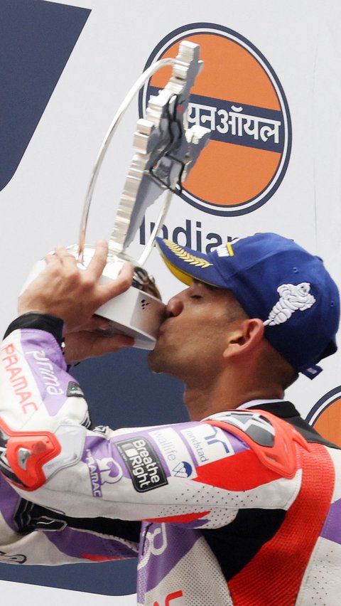 Pose Jorge Martin mencium trofi saat merayakan kemenangannya di podium setelah finis kedua.