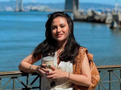 Pakai OOTD Simple, 8 Foto Cantik Marsha Aruan Saat Jalan-Jalan Ke California