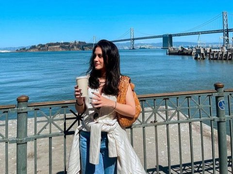 Pakai OOTD Simple, 8 Foto Cantik Marsha Aruan Saat Jalan-Jalan Ke California