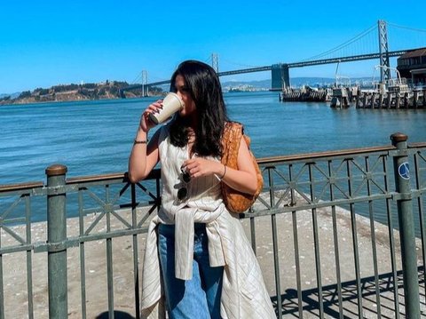 Pakai OOTD Simple, 8 Foto Cantik Marsha Aruan Saat Jalan-Jalan Ke California