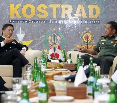 Pertemuan antar Letjen Maruli Simanjuntak dan Laksamana Madya (VADM) Aaron Beng (CHIEF OF DEFENCE FORCE) dilakukan di Markas Kostrad, Gambir, Jakarta Pusat. Kamis (21/9).