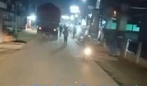 Sopir yang merekam aksi tersebut menyebutkan pelaku pungli di Bekasi sering melakukan kekerasan jika sopir truk menolak memberikan uang.