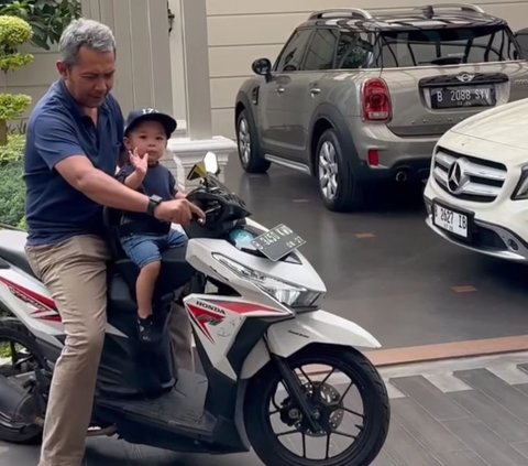 Momen Anak Nikita Willy Dibonceng Motor, Garasi Rumahnya Bikin Salfok Penuh Mobil Mahal 'Itu Rumah Apa Showroom'